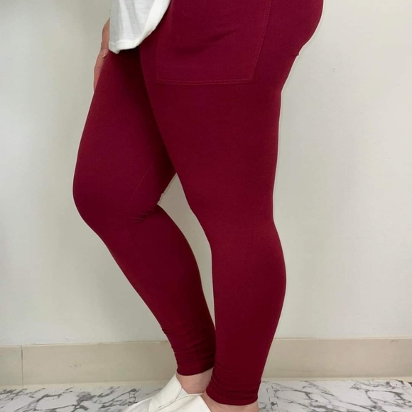 *NEW* Cranberry Leggings for the holidays!! So pretty!! Various sizes 🔥🔥🔥 - Picture 2 of 2